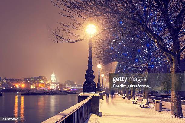 snowy christmas in london - christmas scenes stockfoto's en -beelden