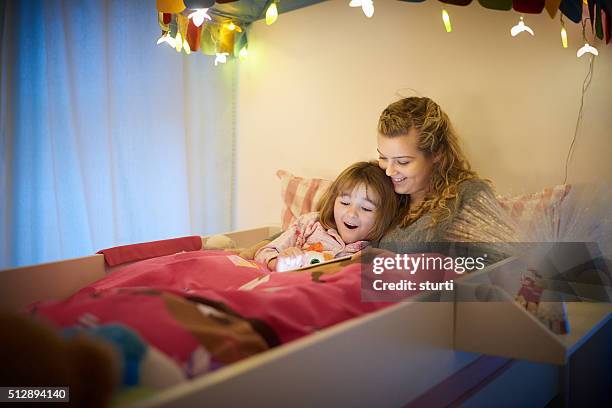 bedtime touchscreen - kinderjuffrouw stockfoto's en -beelden