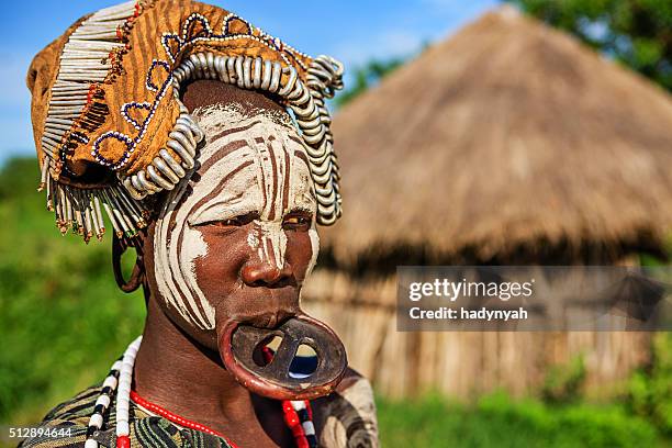 porträt der frau von common newt, äthiopien, afrika - mursi tribe stock-fotos und bilder