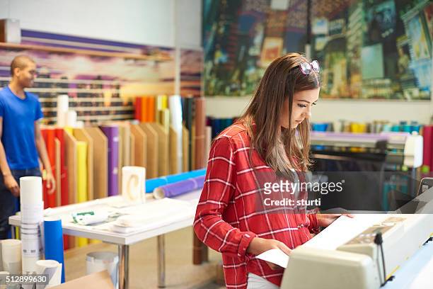 donna che lavora in digitale stampanti - digital printing foto e immagini stock