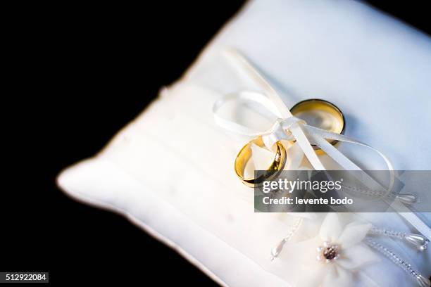 gold wedding rings on the pincushion - key ring isolated stockfoto's en -beelden