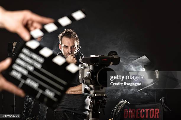 cameraman sur feu - film slate photos et images de collection