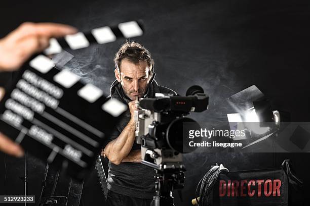 cameraman su imposta - film director foto e immagini stock
