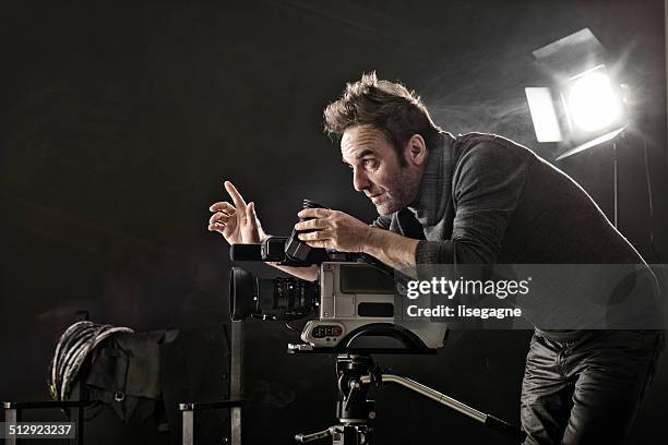 cameraman on set - film industry camera stock pictures, royalty-free photos & images