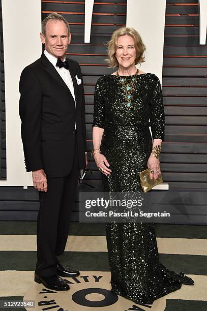 Production desgner Bo Welch and actress Catherine O'Hara attend the 2016 Vanity Fair Oscar Party Hosted By Graydon Carter at the Wallis Annenberg...