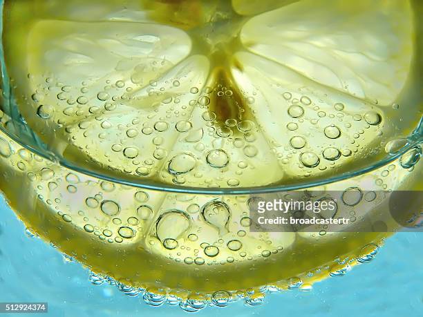 a drink with soda water and lime, lemon - lemon soda fotografías e imágenes de stock