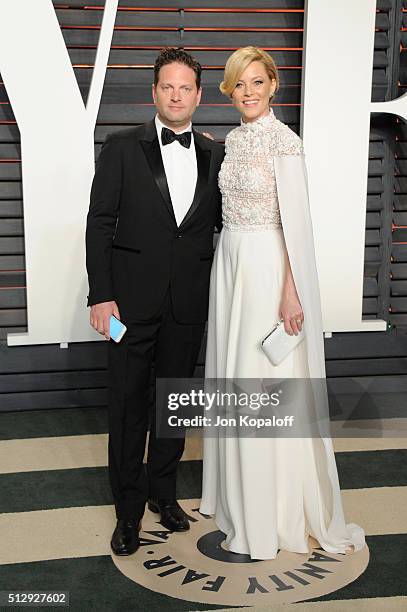 Producer Max Handelman and actress Elizabeth Banks attends the 2016 Vanity Fair Oscar Party hosted By Graydon Carter at Wallis Annenberg Center for...