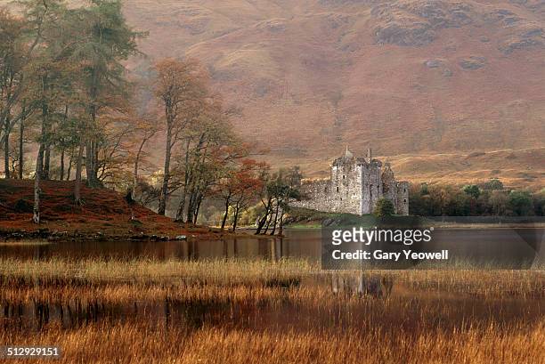 kilchurn castle relected in loch awe - loch awe bildbanksfoton och bilder