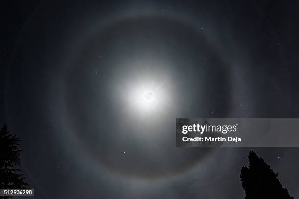 moon halo at night - optical phenomenon halo stock pictures, royalty-free photos & images