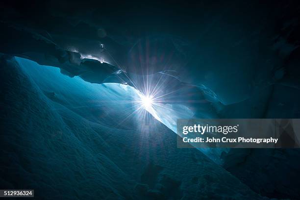 cave star - fisura de glaciar fotografías e imágenes de stock