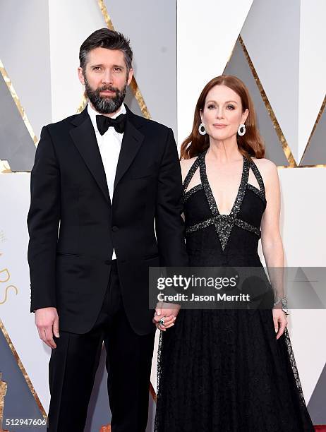 Actress Julianne Moore and husband Bart Freundlich attends the 88th Annual Academy Awards at Hollywood & Highland Center on February 2, 2016 in...