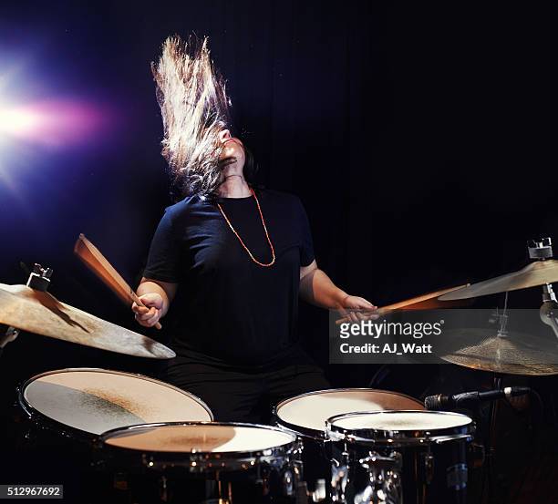 música para bang la cabeza a. - playing drums fotografías e imágenes de stock