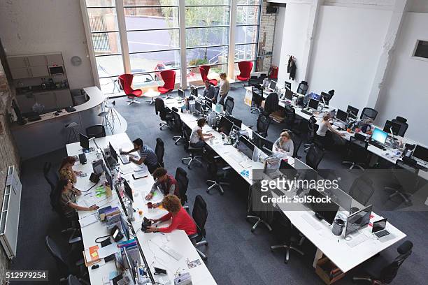 amplio espacio abierto de oficina - desk from above fotografías e imágenes de stock