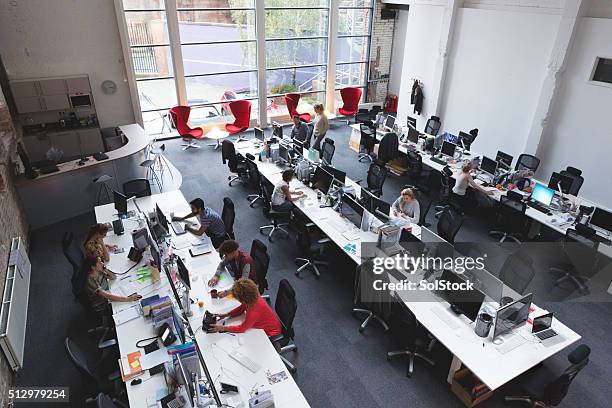 large open space office - office door open stockfoto's en -beelden