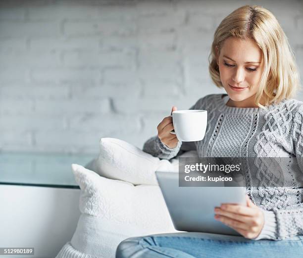 sie bietet auf ihren morgen zum genießen von kaffee - woman drinking coffee at home stock-fotos und bilder