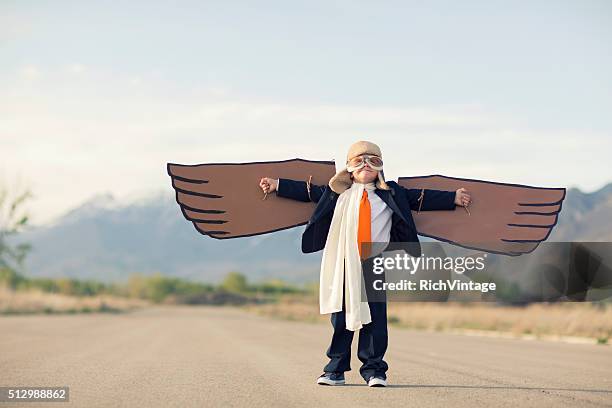 jeune garçon habillé en costume homme d'affaires avec le carton ailes de - aile d'ange photos et images de collection