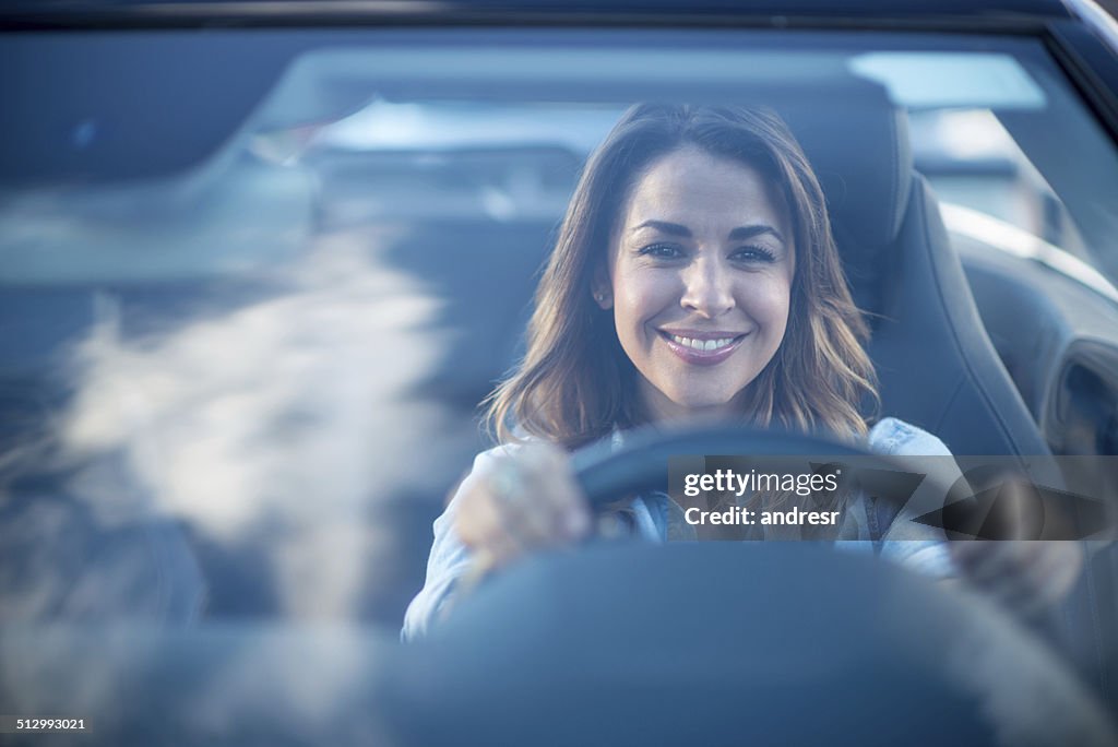 Frau Fahren ein Auto
