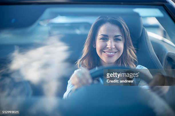 donna guida un'auto - car in driveway foto e immagini stock