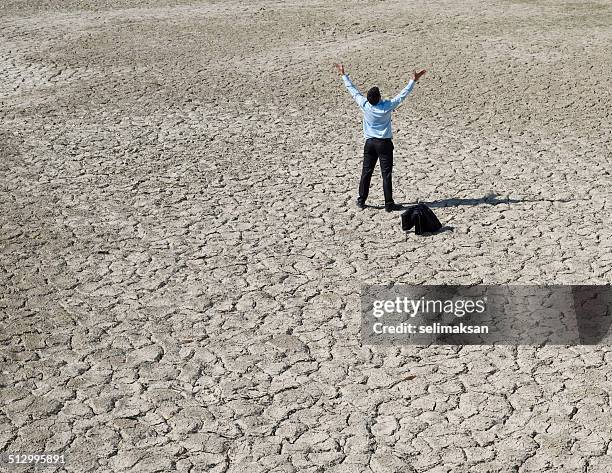 lost businessman in desert looking for help - het einde stockfoto's en -beelden