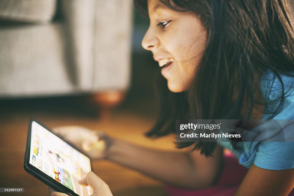 Junges Mädchen mit tablet PC