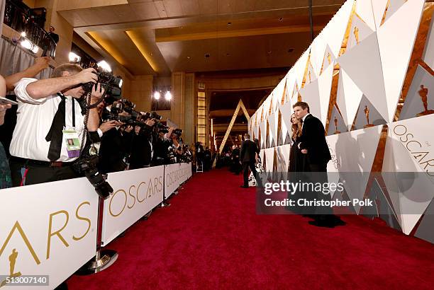 Actor Eddie Redmayne and Hannah Redmayne attend the 88th Annual Academy Awards at Hollywood & Highland Center on February 28, 2016 in Hollywood,...