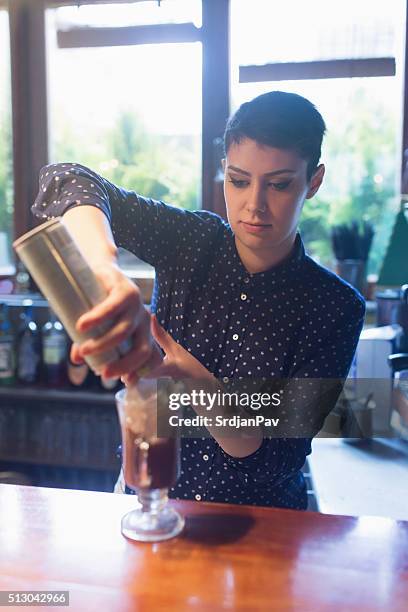 kaffee, ganz so, wie sie es! - irish coffee stock-fotos und bilder