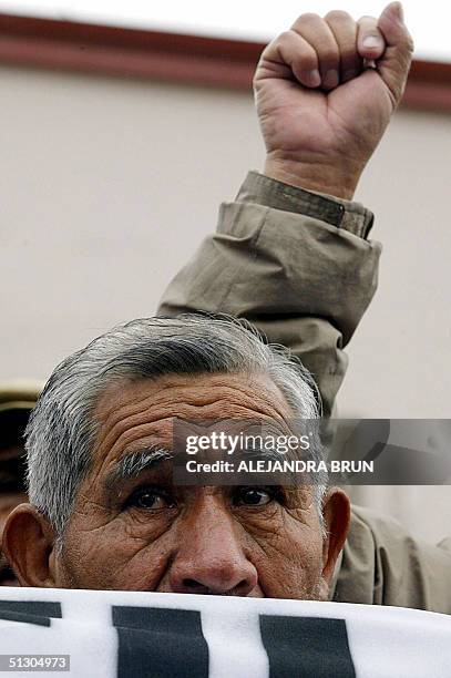 Un anciano participa de una manifestacion de la CGTP frente al local de la Conferencia Episcopal Peruana en Lima el 14 de setiembre de 2004. Cerca de...