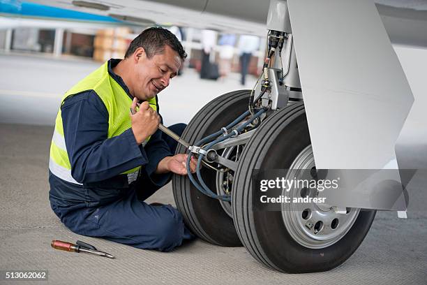 mechaniker repariert ein flugzeug - landing gear stock-fotos und bilder
