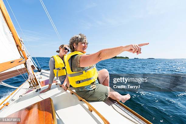 dos mujeres disfrute de un día de navegación - provincias marítimas de canadá fotografías e imágenes de stock