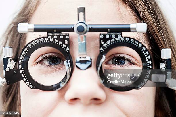 eye test equipment - phoropter stockfoto's en -beelden