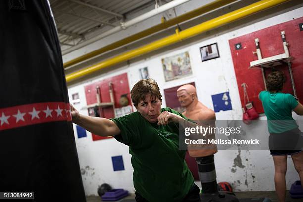 Boxing Howe Boxing Heavy Bag Photos and Premium High Res Pictures - Getty Images