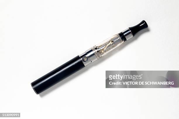 e cigarette - electronic cigarette 個照片及圖片檔