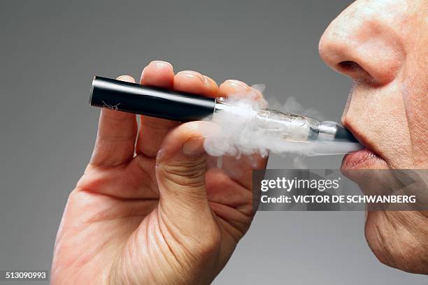 person smoking e cigarette - electronic cigarette 個照片及圖片檔