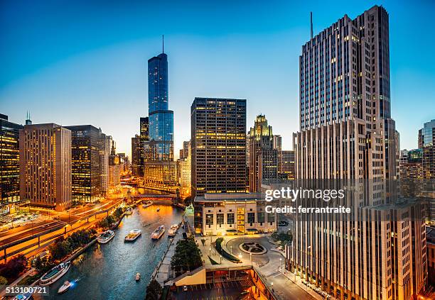 空から見たシカゴの街並み - trump international hotel & tower chicago ストックフォトと画像