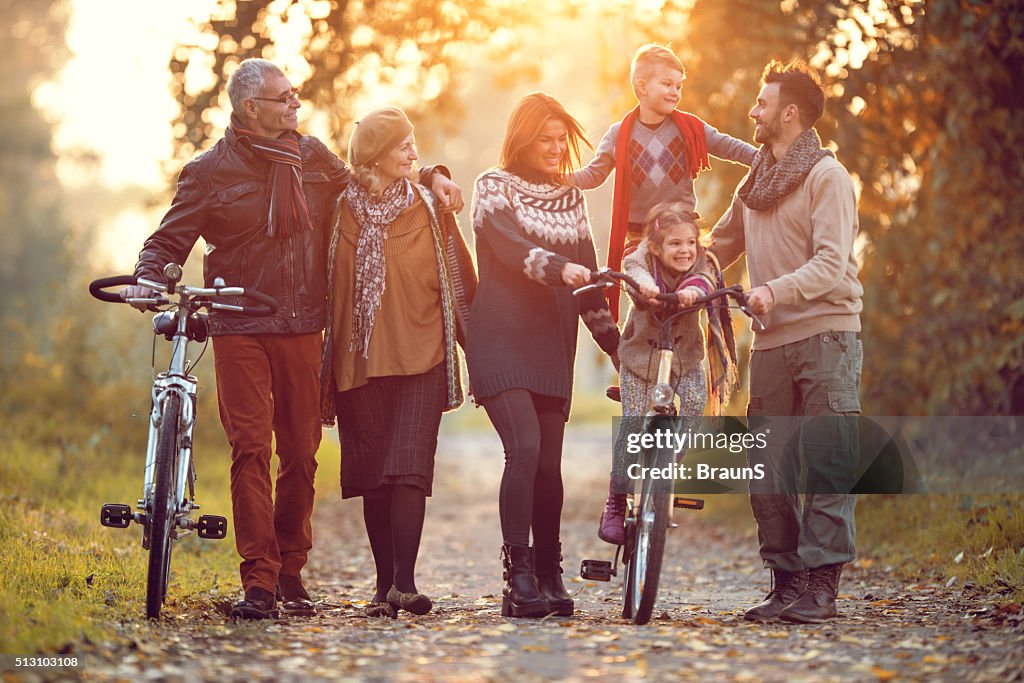 Spielerische Familie mit mehreren Generationen Spaß haben mit Fahrräder in Natur.