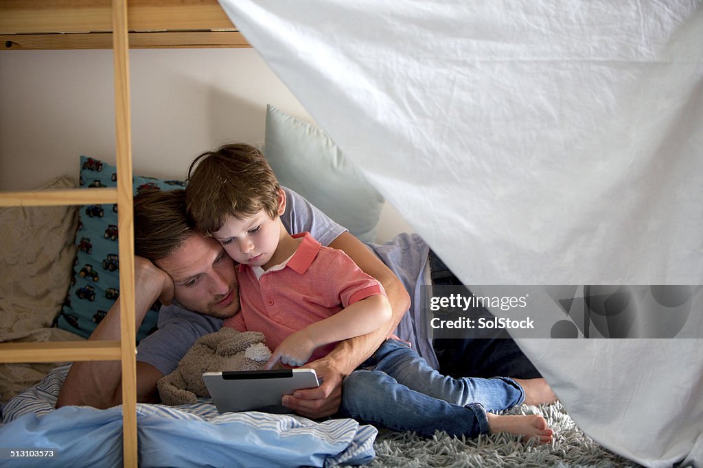 Padre e hijo usando una tableta electrónica