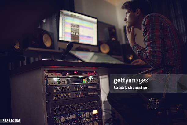 carré en studio d'enregistrement audio avec producteur dans l'arrière-plan. - support denregistrement audio photos et images de collection