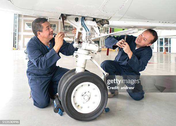 mecânica consertando um avião - landing gear - fotografias e filmes do acervo