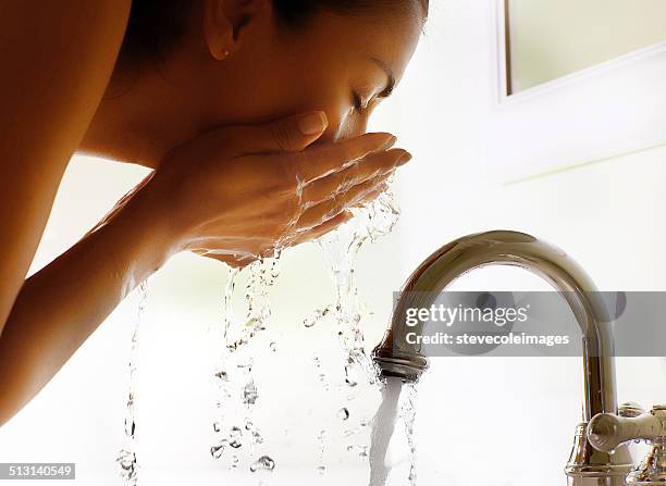 gesicht waschen - frau gesicht schaum stock-fotos und bilder