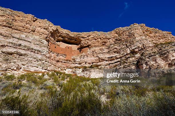 cliff dwellings at montezuma's castle national monument, arizona, under clear skies - montezuma castle stockfoto's en -beelden