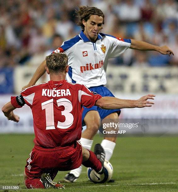 Zaragoza's Savio fights for the ball with Sigma Olomouc's Kucera during their UEFA Cup football match Romareda's Stadium in Zaragoza, 16 September...