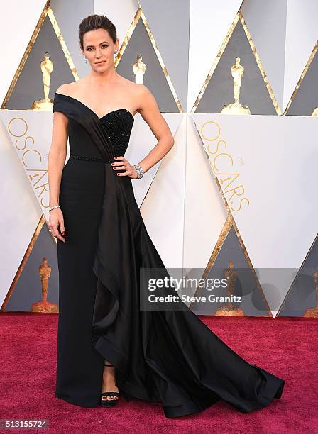 Jennifer Garner arrives at the 88th Annual Academy Awards at Hollywood & Highland Center on February 28, 2016 in Hollywood, California.