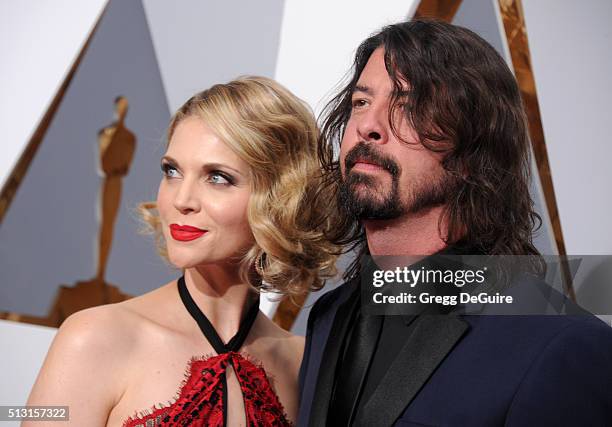 Musician Dave Grohl and wife Jordyn Blum arrive at the 88th Annual Academy Awards at Hollywood & Highland Center on February 28, 2016 in Hollywood,...