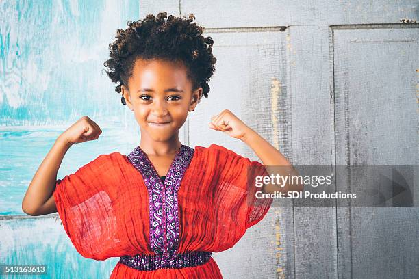 bela jovem rapariga etíope na roupa tradicional, mostrar força - traditional ethiopian girls imagens e fotografias de stock