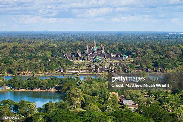 aerial views over the ruins of angkor wat - angkor wat stock-fotos und bilder
