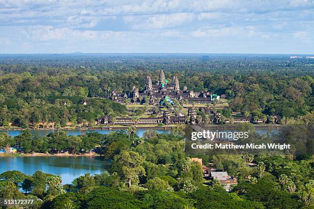 aerial views over the ruins of angkor wat - angkor wat photos et images de collection