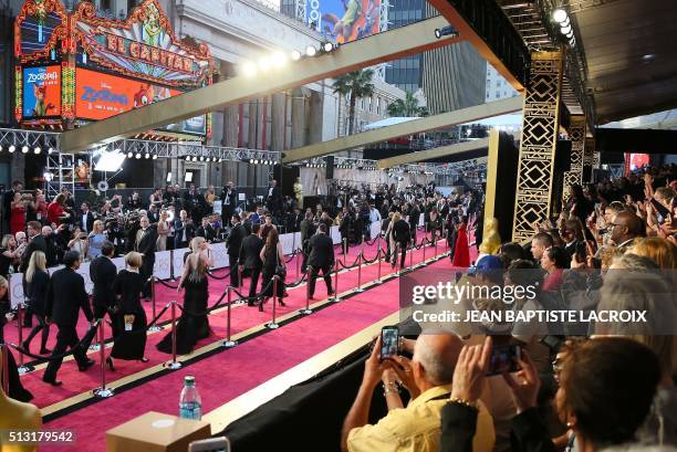 Actress Jennifer Lawrence arrives on the red carpet for the 88th Oscars on February 28, 2016 in Hollywood, California. / AFP PHOTO / JEAN BAPTISTE...
