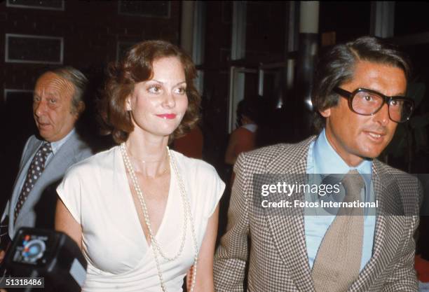 American actress Lesley Ann Warren and producer Robert Evans arrive at a screening of 'Parallax View' at the Screen Directors Guild, Los Angeles,...