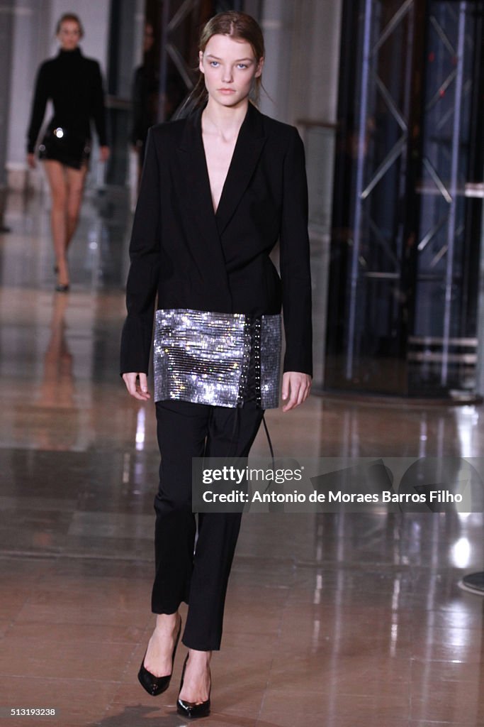 Anthony Vaccarello : Runway - Paris Fashion Week Womenswear Fall/Winter 2016/2017