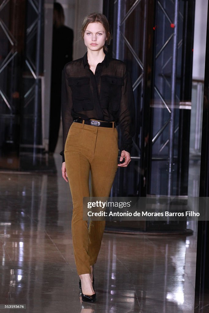 Anthony Vaccarello : Runway - Paris Fashion Week Womenswear Fall/Winter 2016/2017